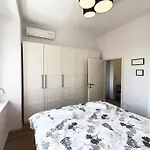 Stross 1 Bdrm Apartament