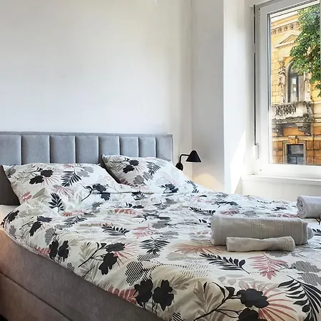 Stross 1 Bdrm *
