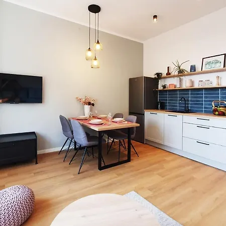 Stross 1 Bdrm Apartament