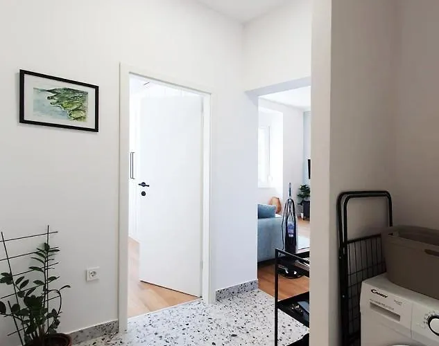 Stross 1 Bdrm *