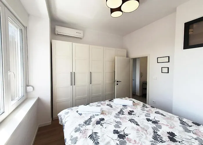 Stross 1 Bdrm Apartment